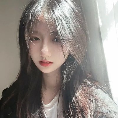 踉跄的女孩